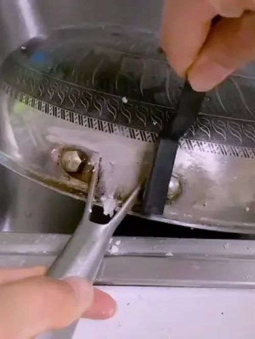 廚房燃氣灶黑乎乎的頑固油污很難清洗,用這個清潔刷,水槽縫隙也可以用它搞定 清潔刷子 廚房好物 實用工具